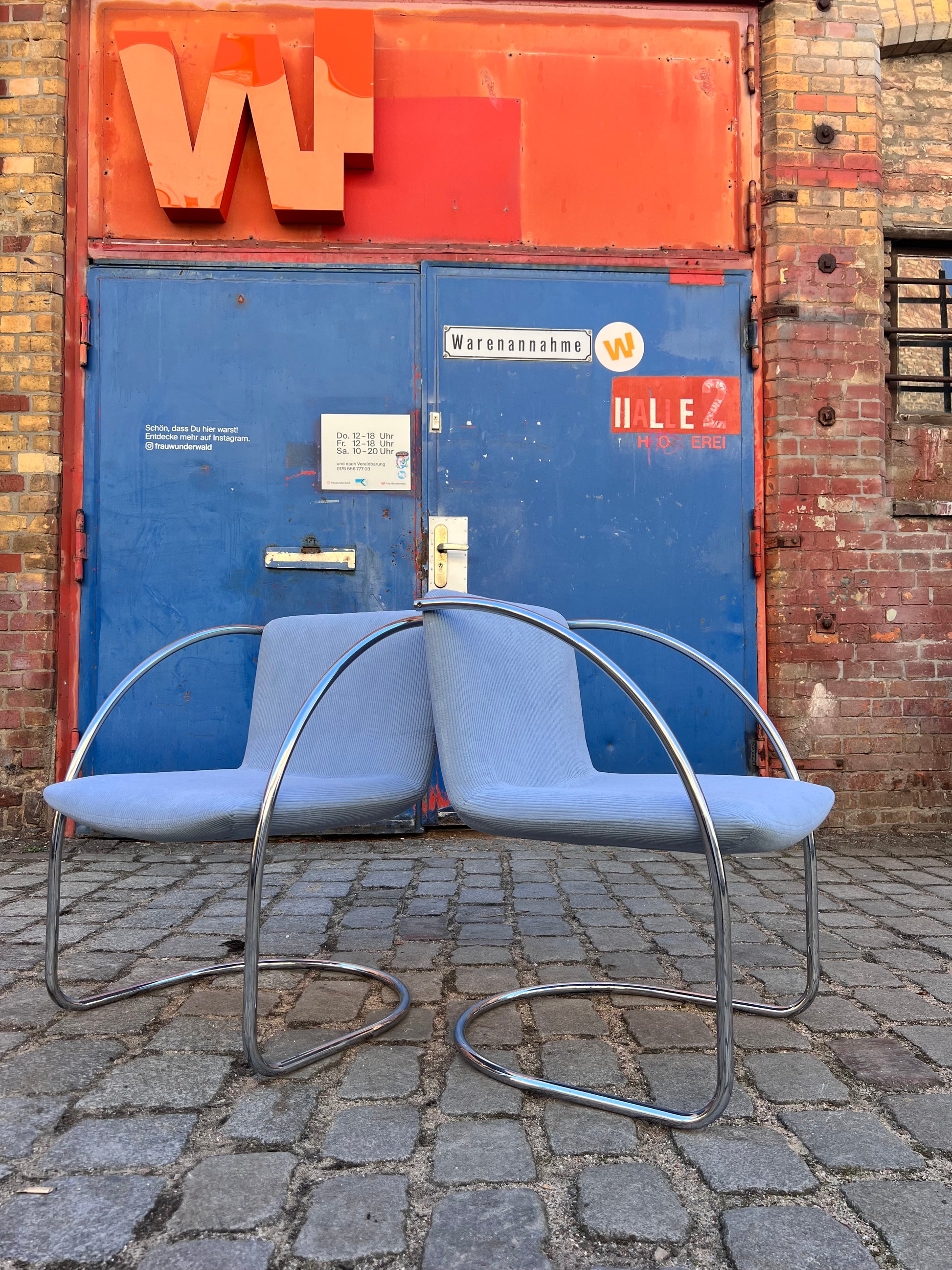 Freischwinger „Lens“ hellblau Cord & Chrom von Giovanni Offredi für Saporiti Italia