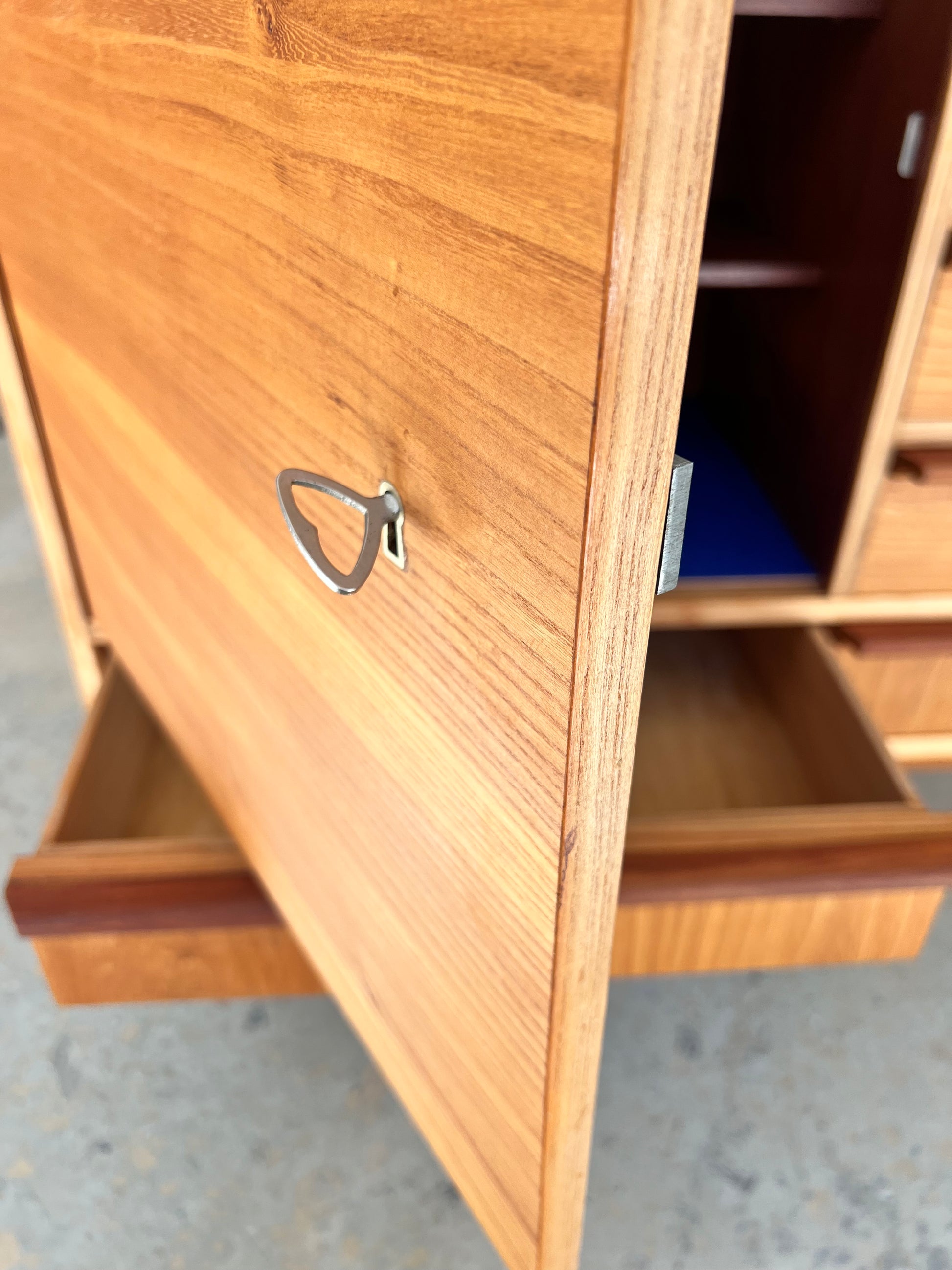 Sideboard Esche mit Schranktüren und Schubladen