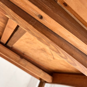 Ausziehbarer Esstisch mit Teak Tischplatte und Nussbaum Gestell