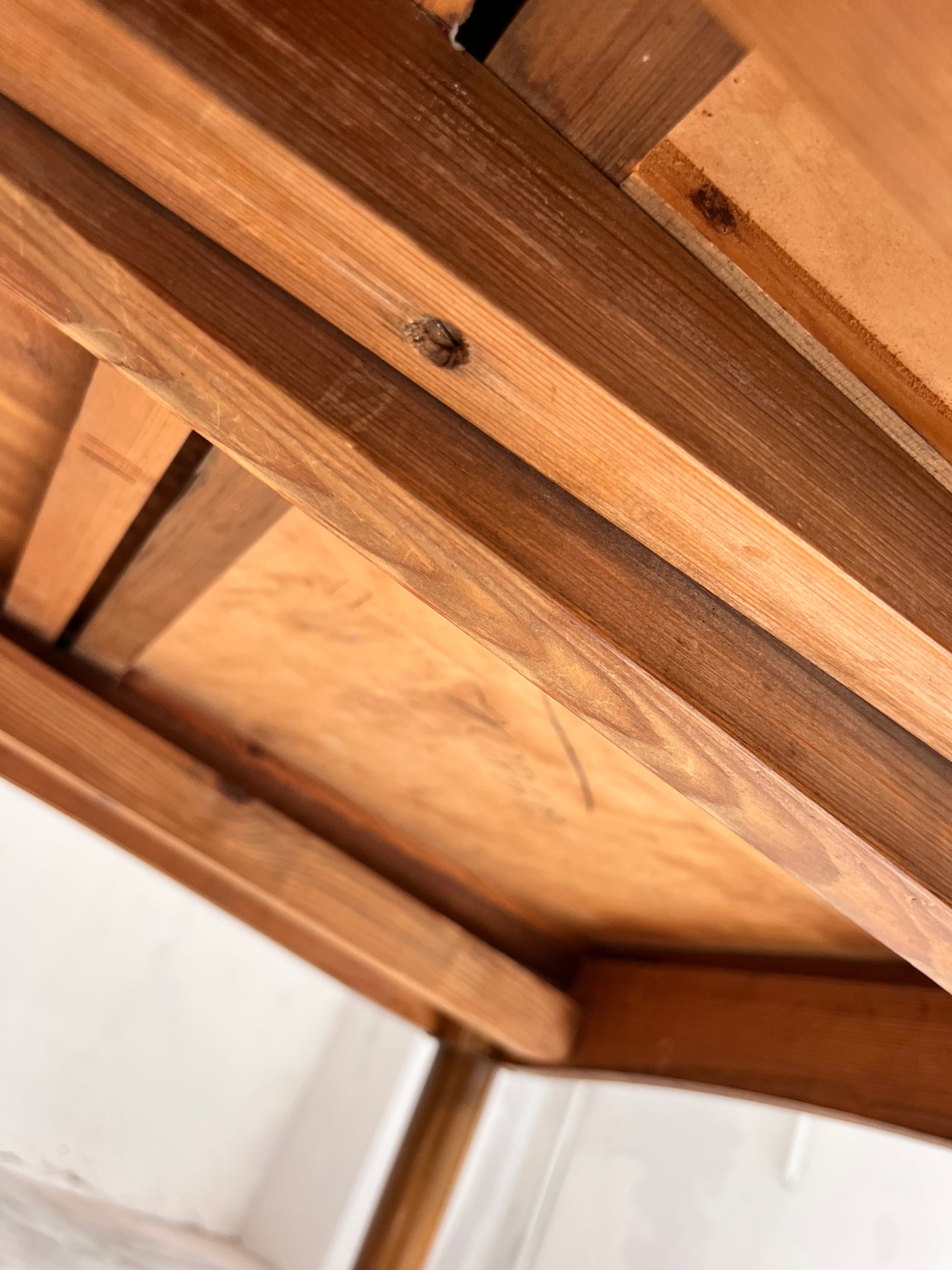 Ausziehbarer Esstisch mit Teak Tischplatte und Nussbaum Gestell