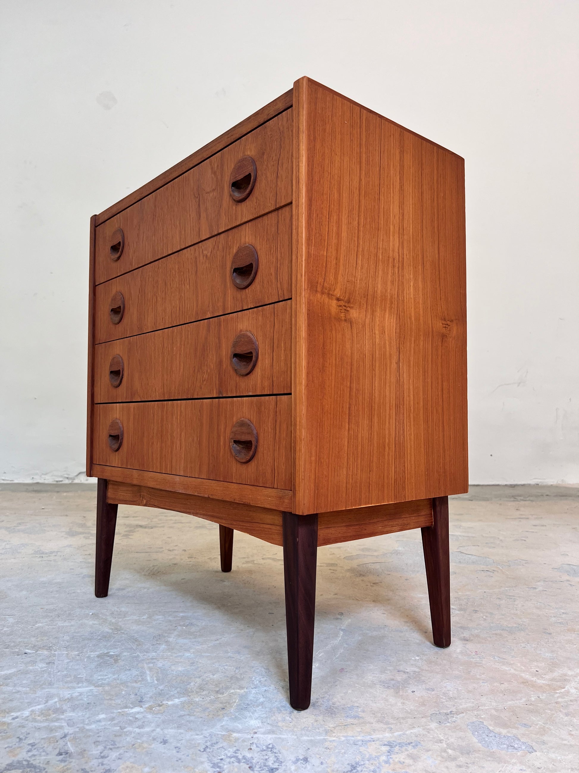 Kommode Teak mit runden Griffmulden aus Dänemark