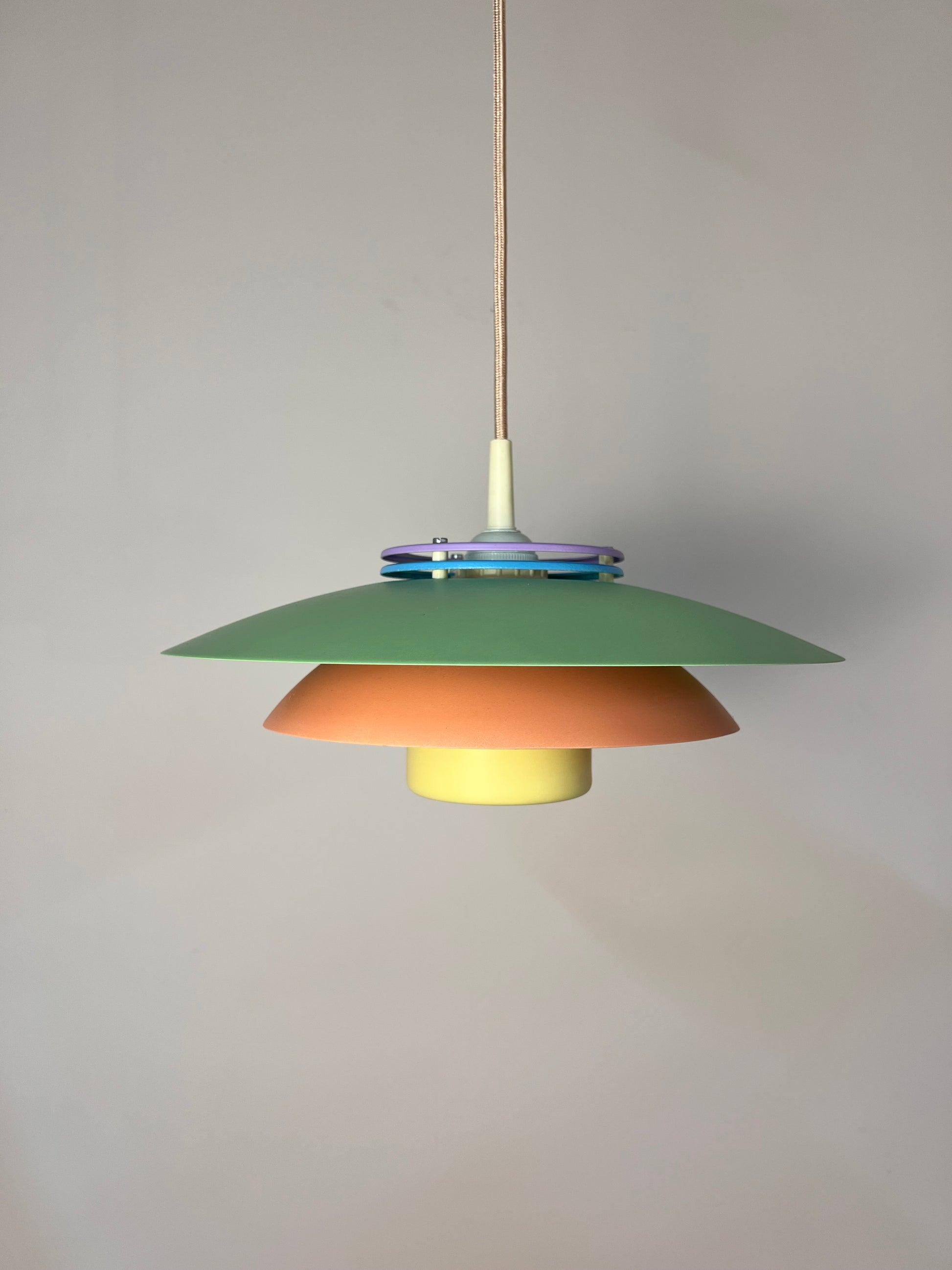 Lamellenlampe neu lackiert, Dänemark