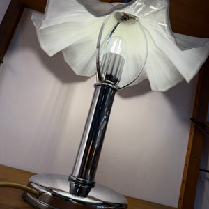 Tischlampe mit gewelltem Glasschirm & Chrom