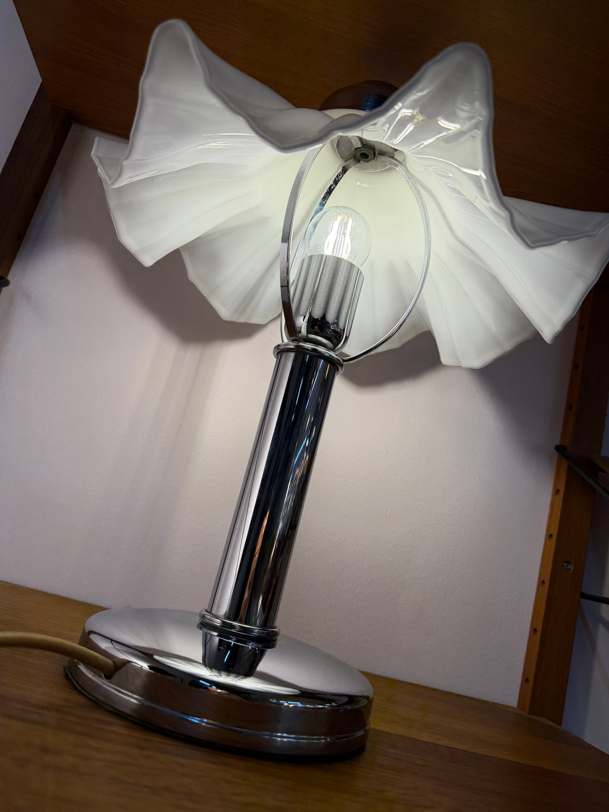 Tischlampe mit gewelltem Glasschirm & Chrom