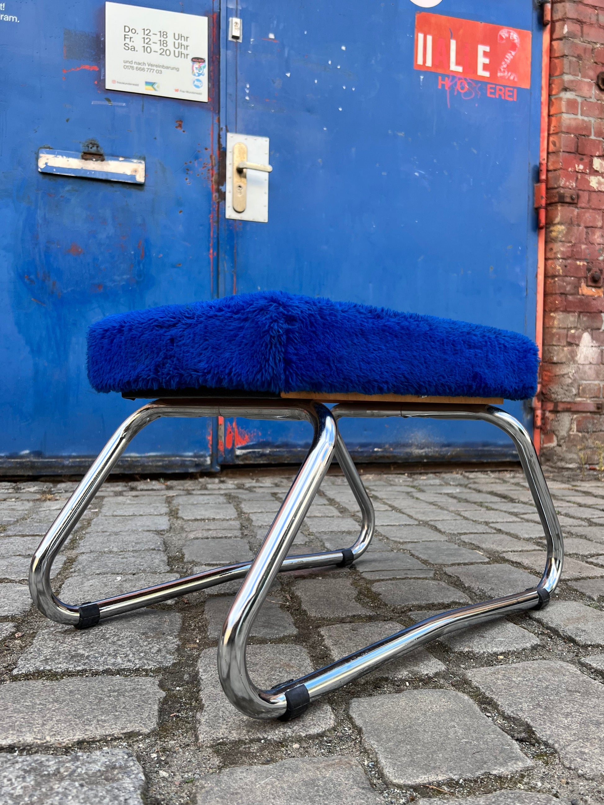 Hocker königsblau Chrom mit Tritt
