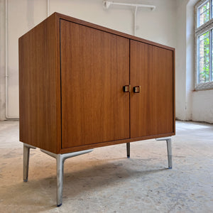 Schrank Esche mit neuen Chromfüßen