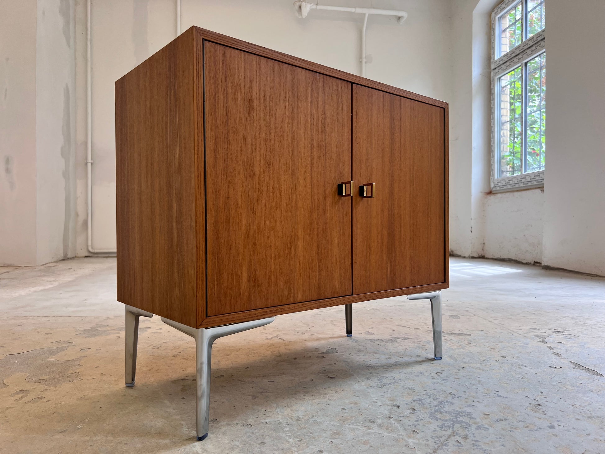 Schrank Esche mit neuen Chromfüßen