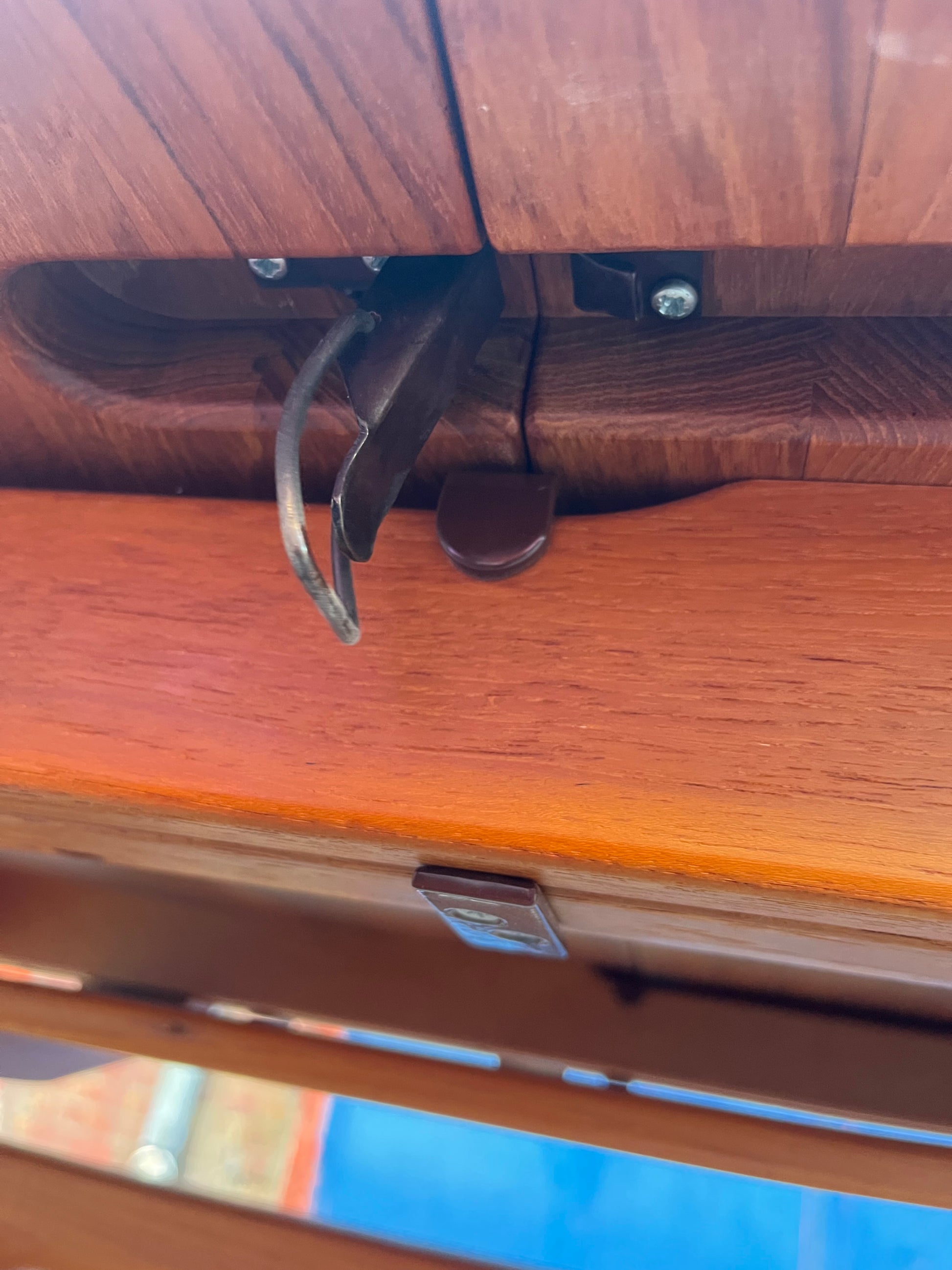 Ausziehbarer Esstisch Teak mit integriertem Fach für Platten