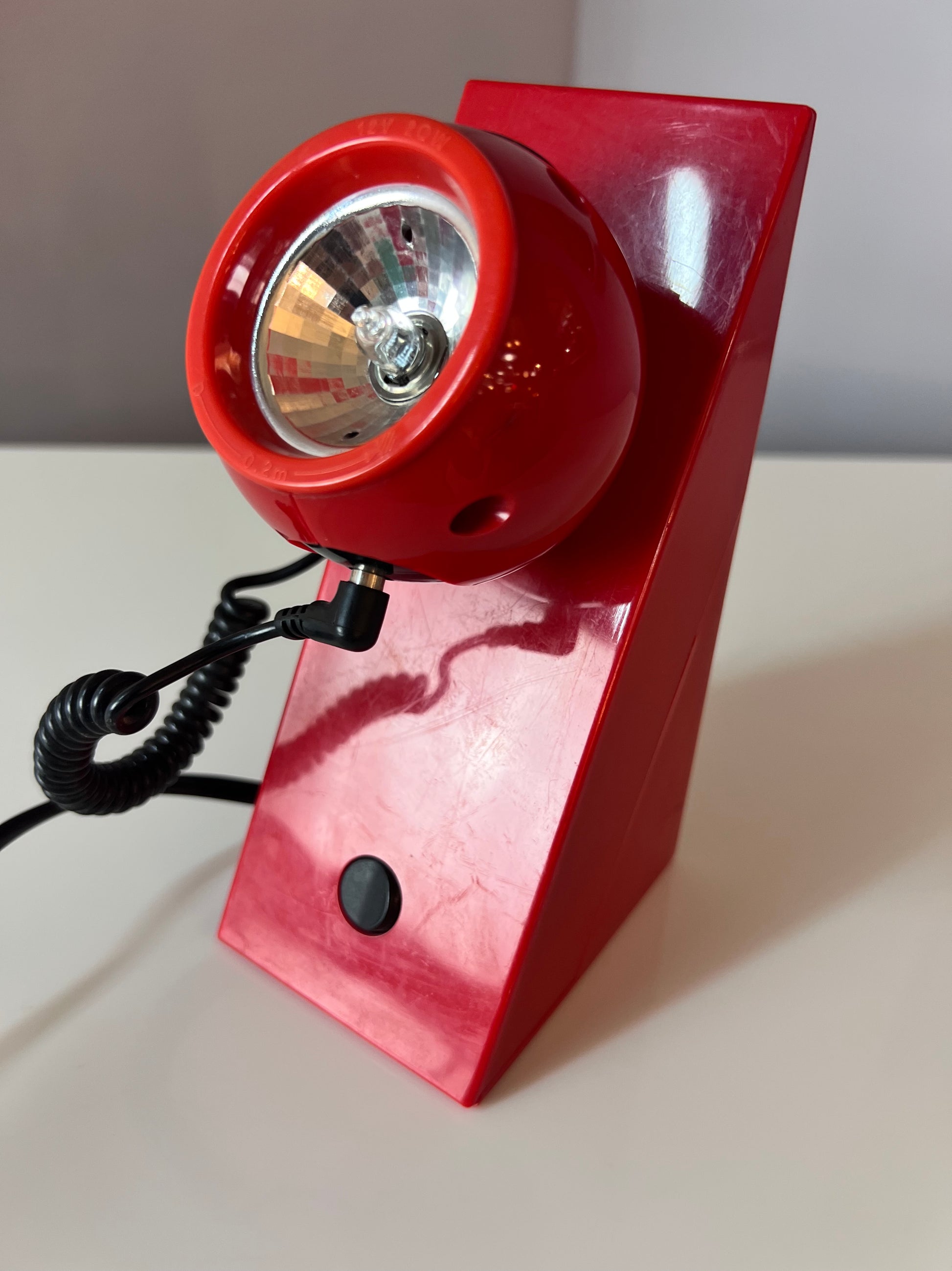 Tischlampe rot mit magnetischem Kugelkopf von Brilliant Leuchten