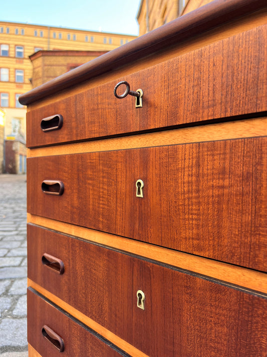 Kommode Teak mit vier abschließbaren Schubläden aus Dänemark