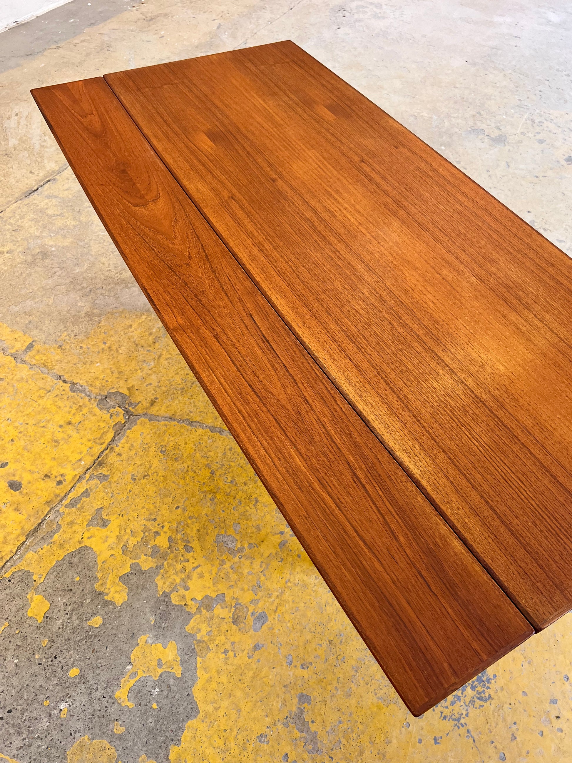 Ausziehbarer Couchtisch Teak mit Ablage