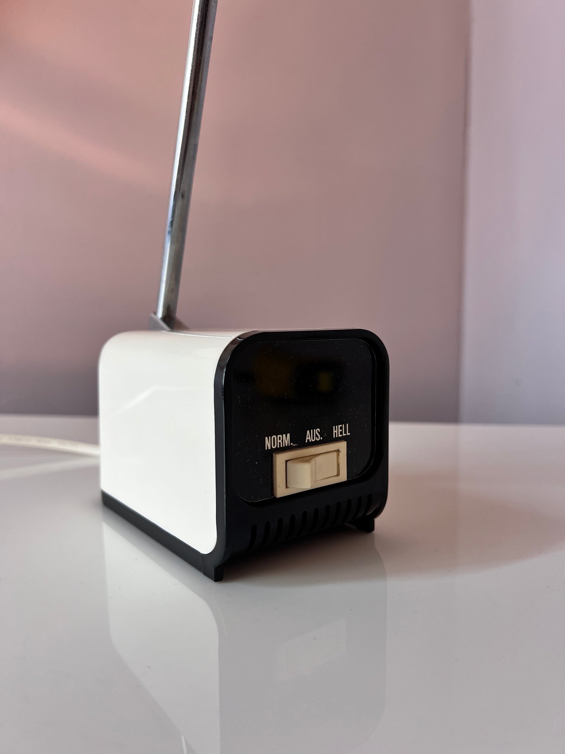 Tischlampe Modell 1001 weiß mit Teleskoparm von Karstadt