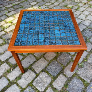 Quadratischer Beistelltisch Teak mit blauen Fliesen aus Dänemark