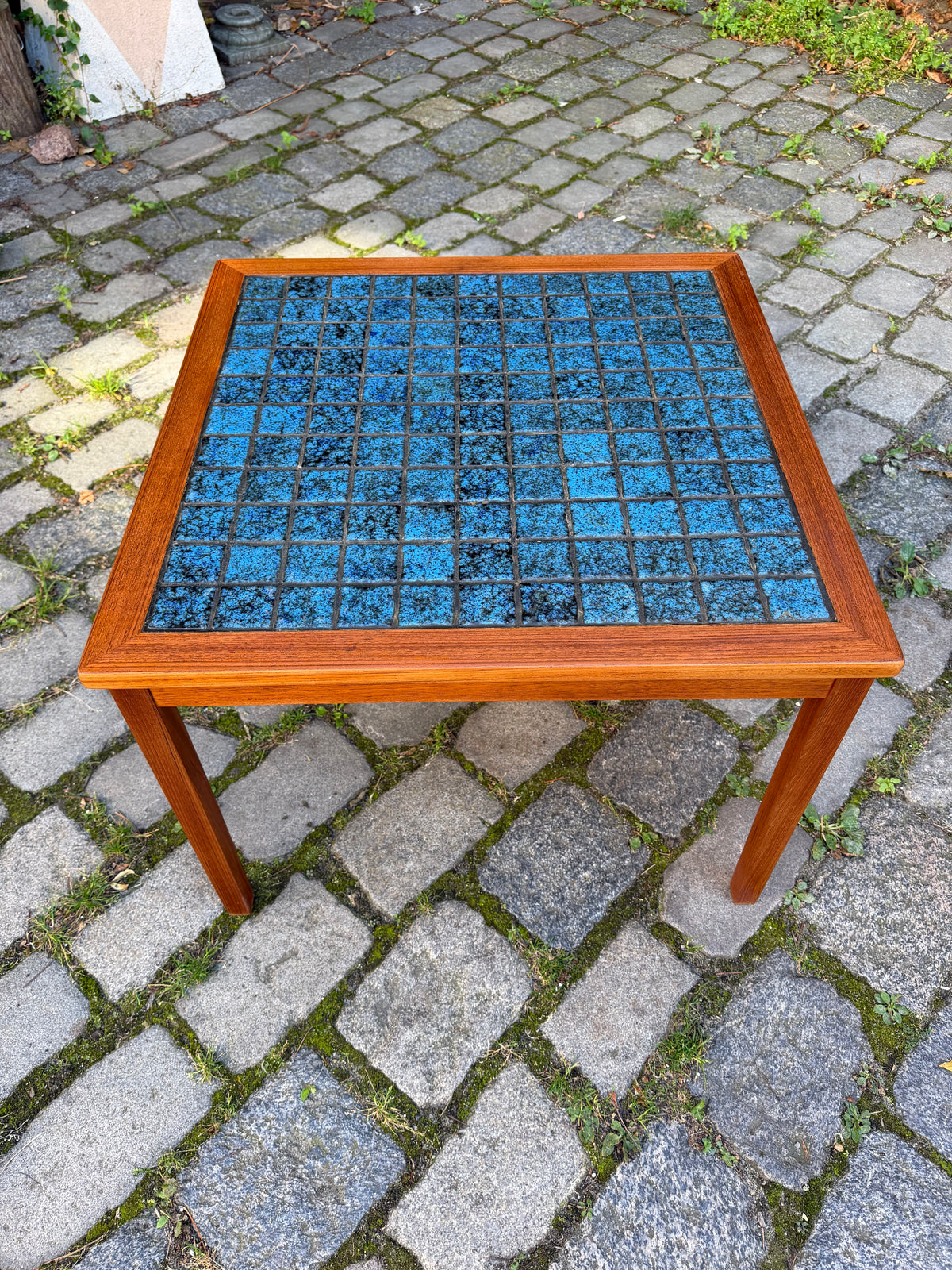 Quadratischer Beistelltisch Teak mit blauen Fliesen aus Dänemark