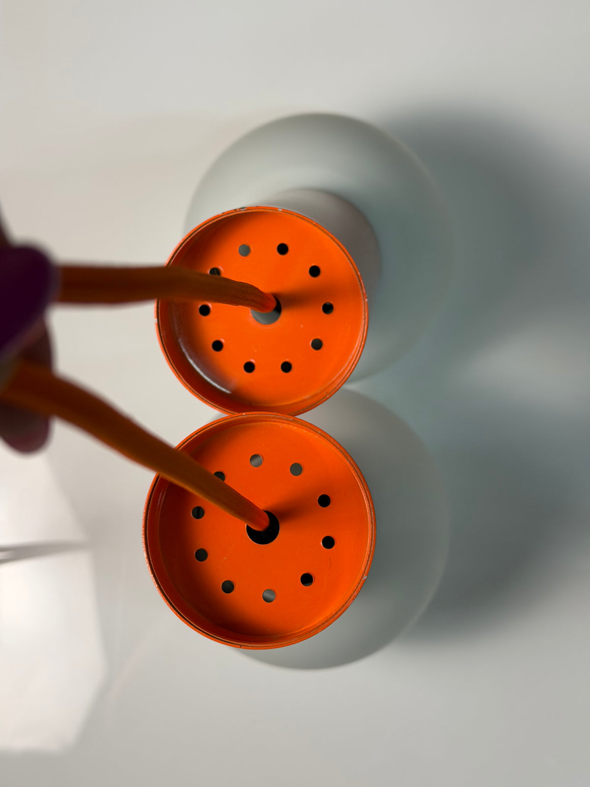 Set: 2x Hängelampe orange mit Opalglas Globus