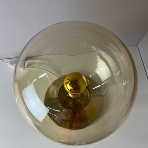 Tischlampe mit Glaskugel und Messingfuß