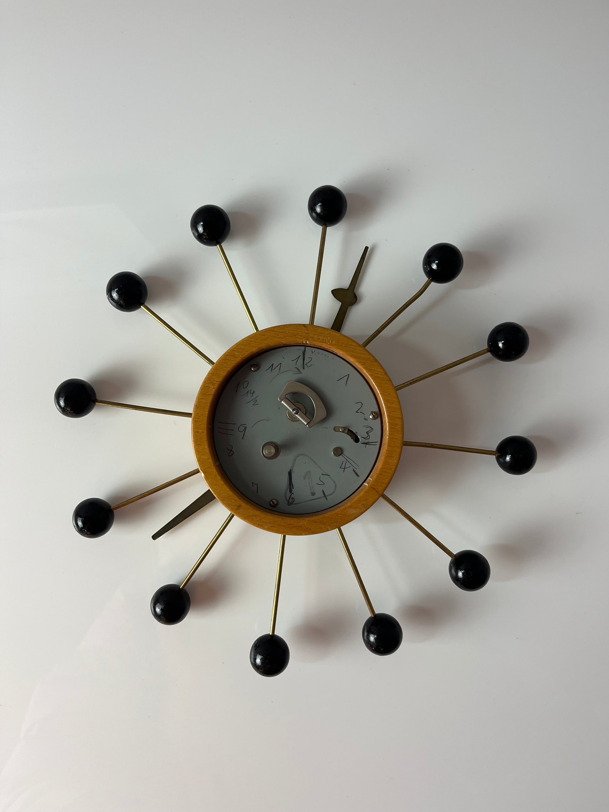 Wanduhr Holz Messing im Stil von George Nelson
