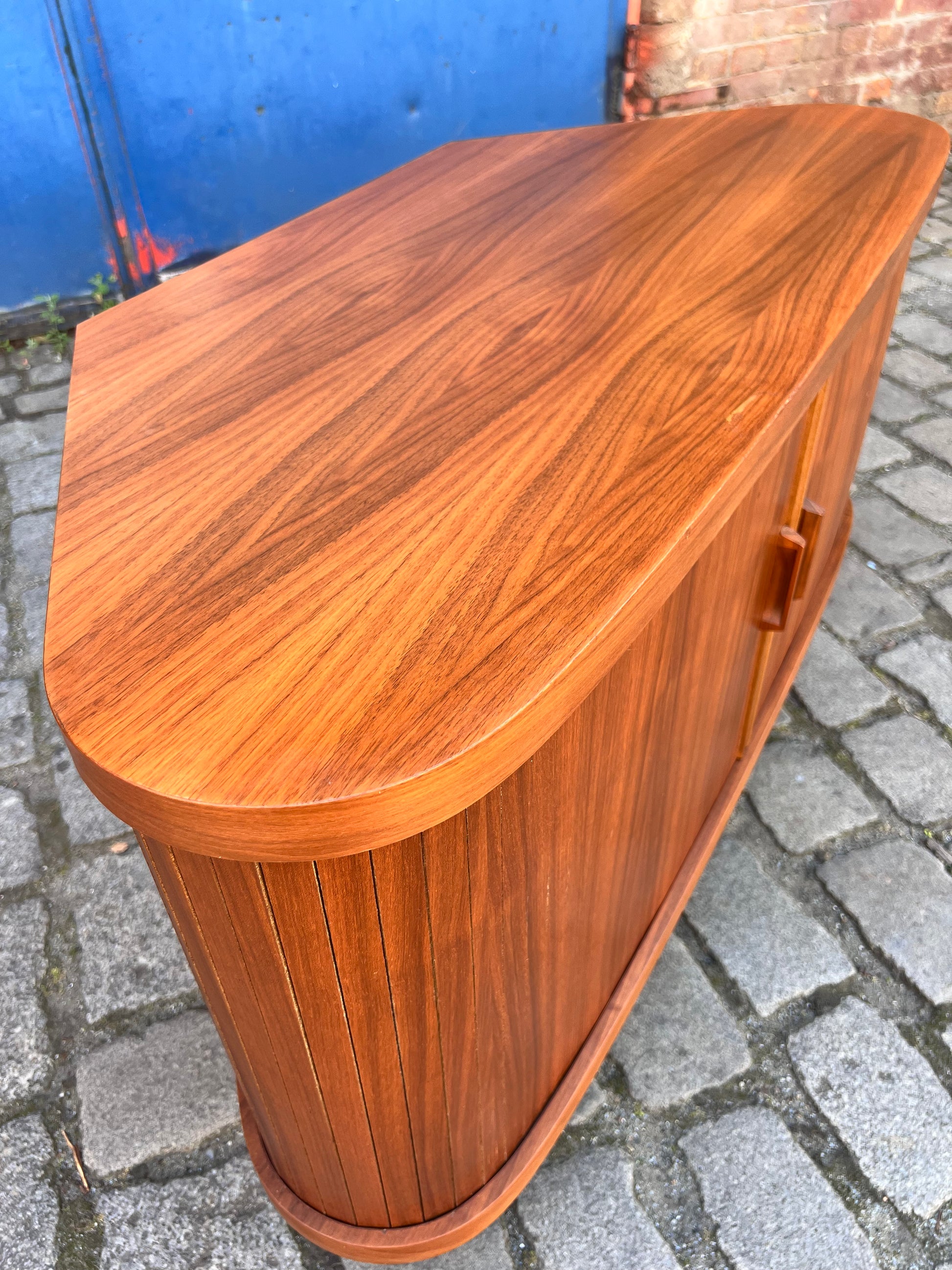Eckbar Nussbaum mit drehbarem Regal