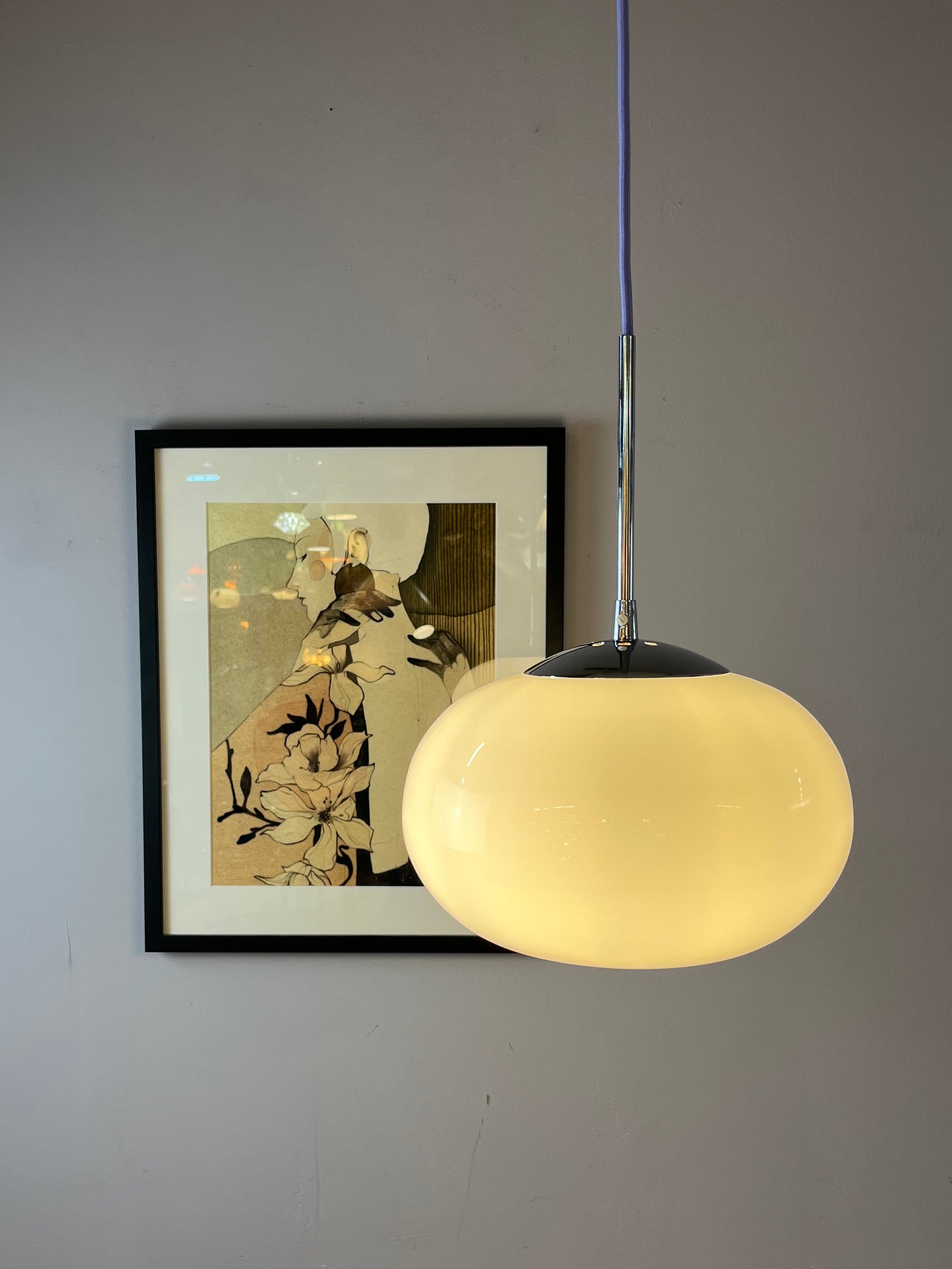 Hängelampe weiß Glas Chrom mit Stab