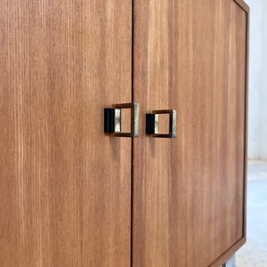 Schrank Esche mit neuen Chromfüßen