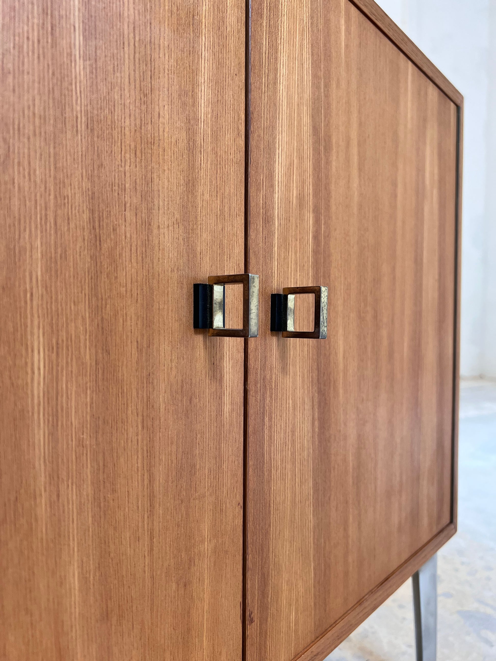 Schrank Esche mit neuen Chromfüßen