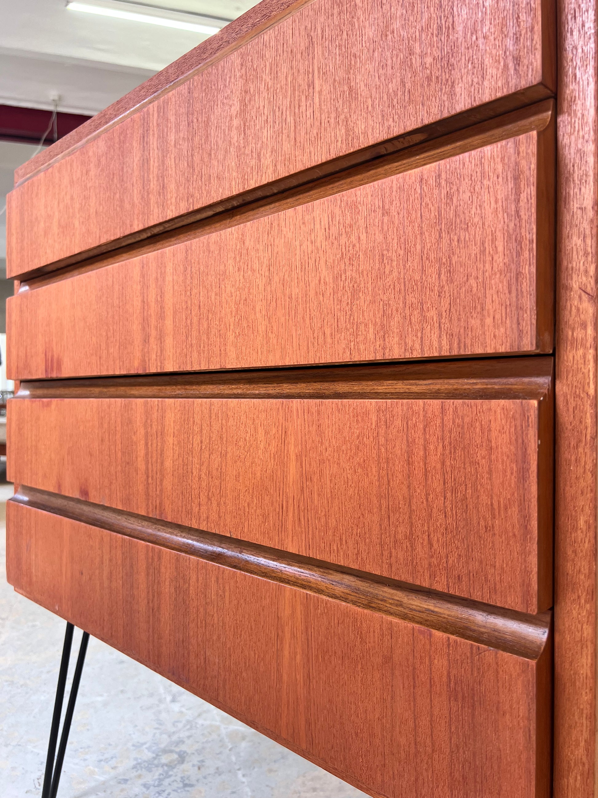 Kommode Teak auf Hairpinlegs von IDEE Möbel