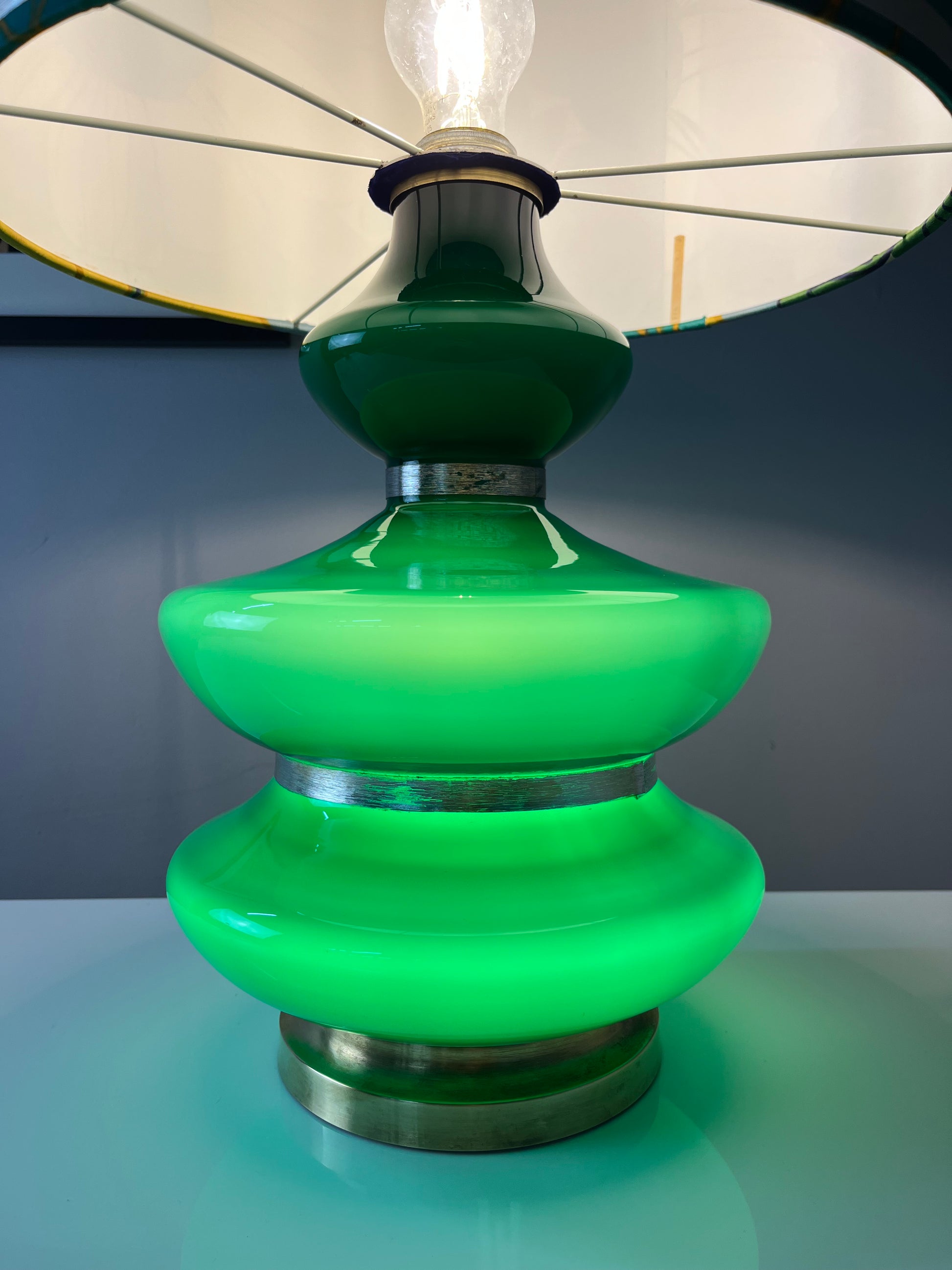 Tischlampe grün mit leuchtendem Glasfuß und floralem Schirm von Doria