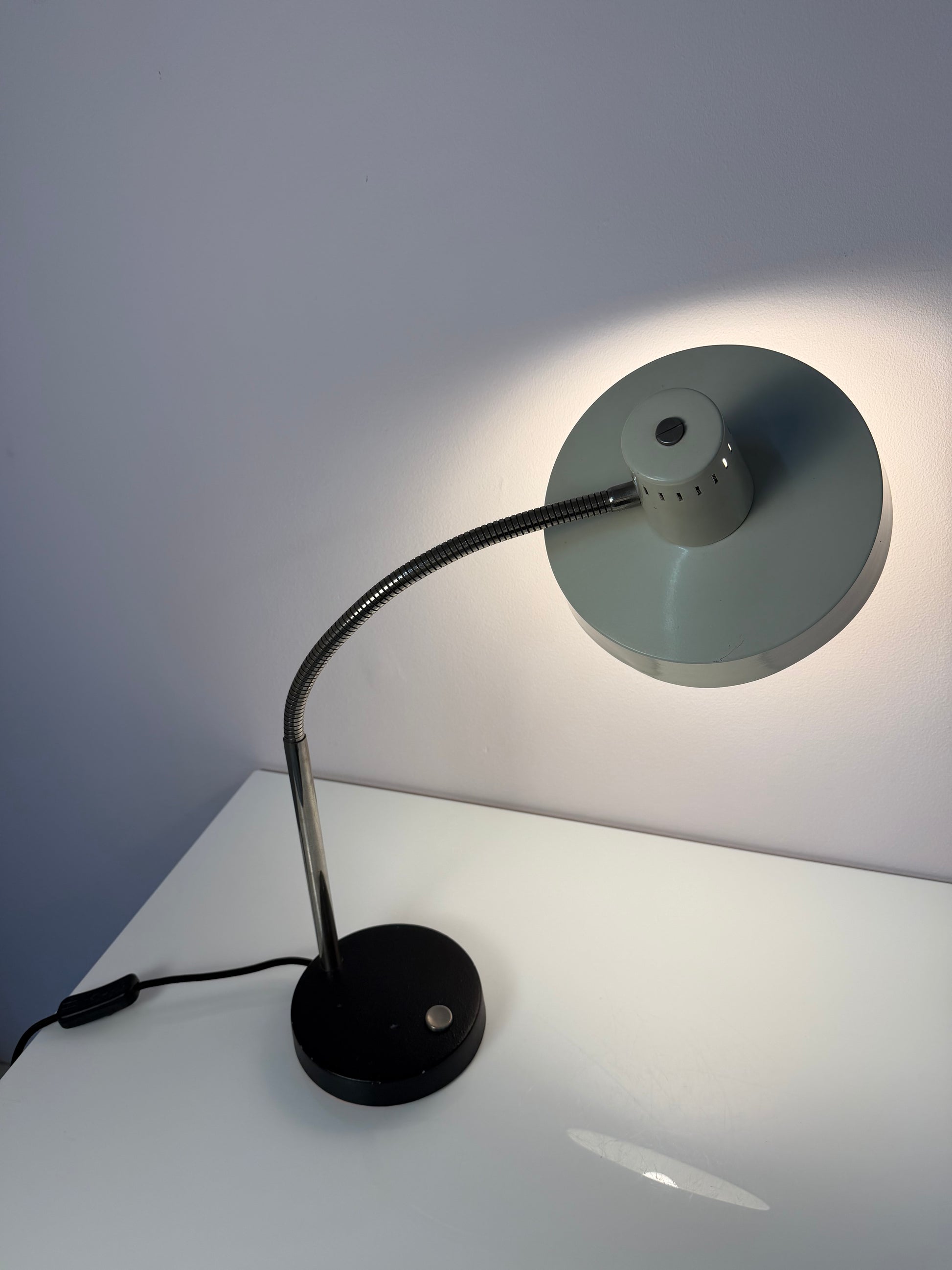 Schreibtischlampe altweiß mit beweglichem Arm