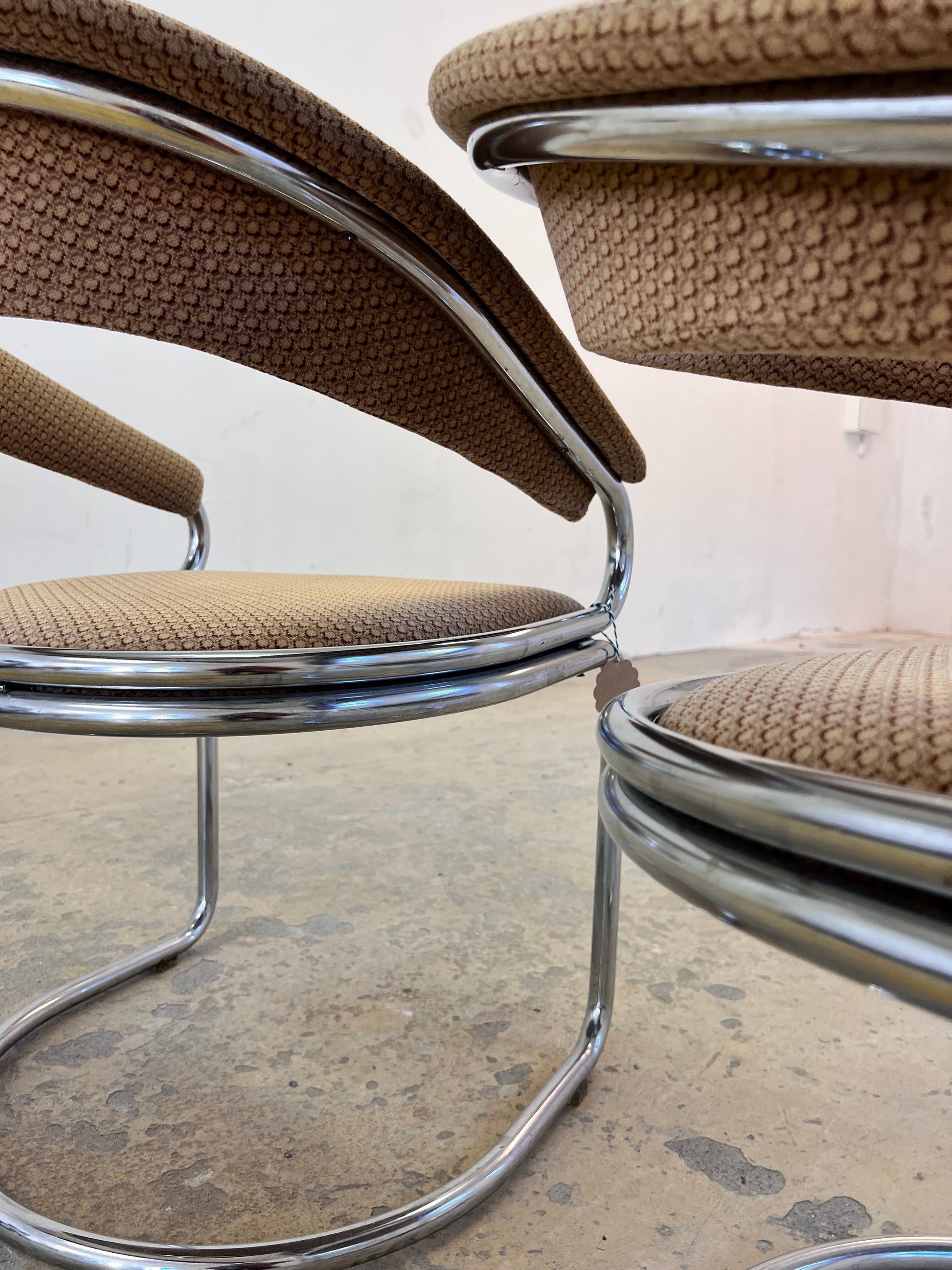 Freischwinger beige Chrom von Giotto Stoppino - mit kleinen Gebrauchsspuren