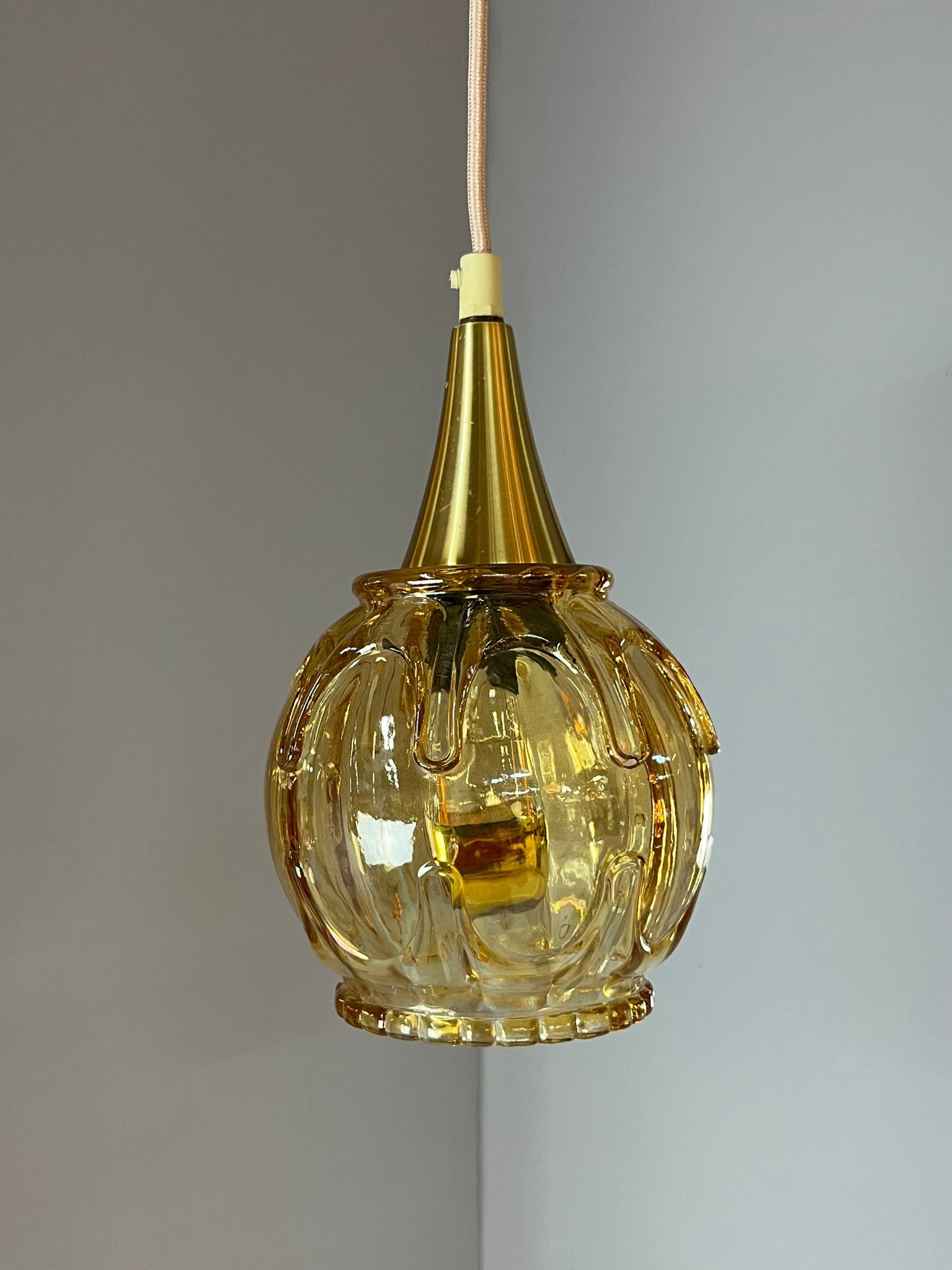Hängelampe gelbgold Glas mit Messing