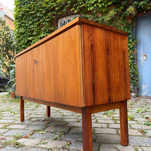 Kleines Sideboard mit Schloss aus Dänemark