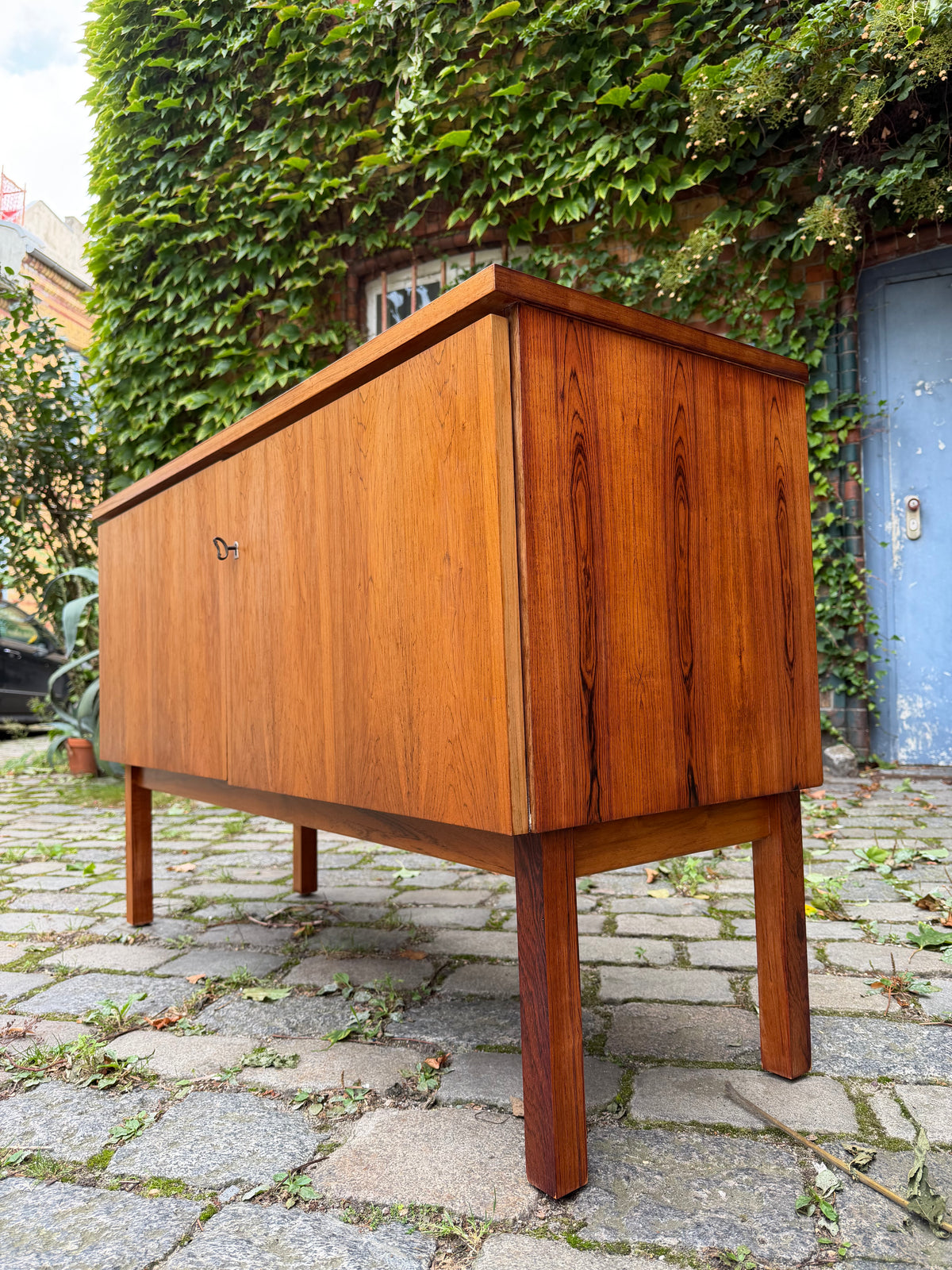 Kleines Sideboard mit Schloss aus Dänemark