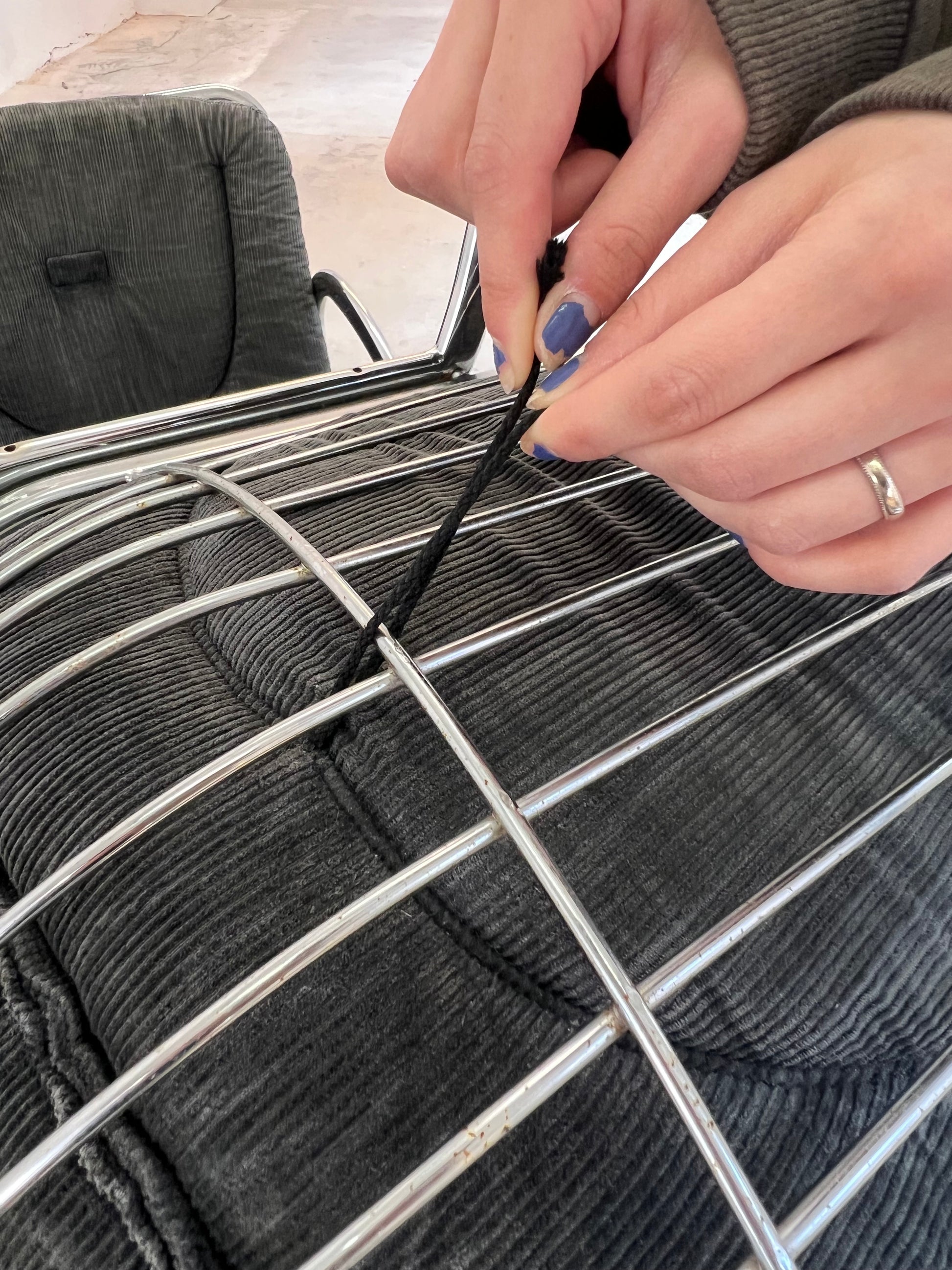 Freischwinger grau Cord Chrom von Gastone Rinaldi