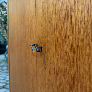 Schrank Teak mit neuen Chromfüßen