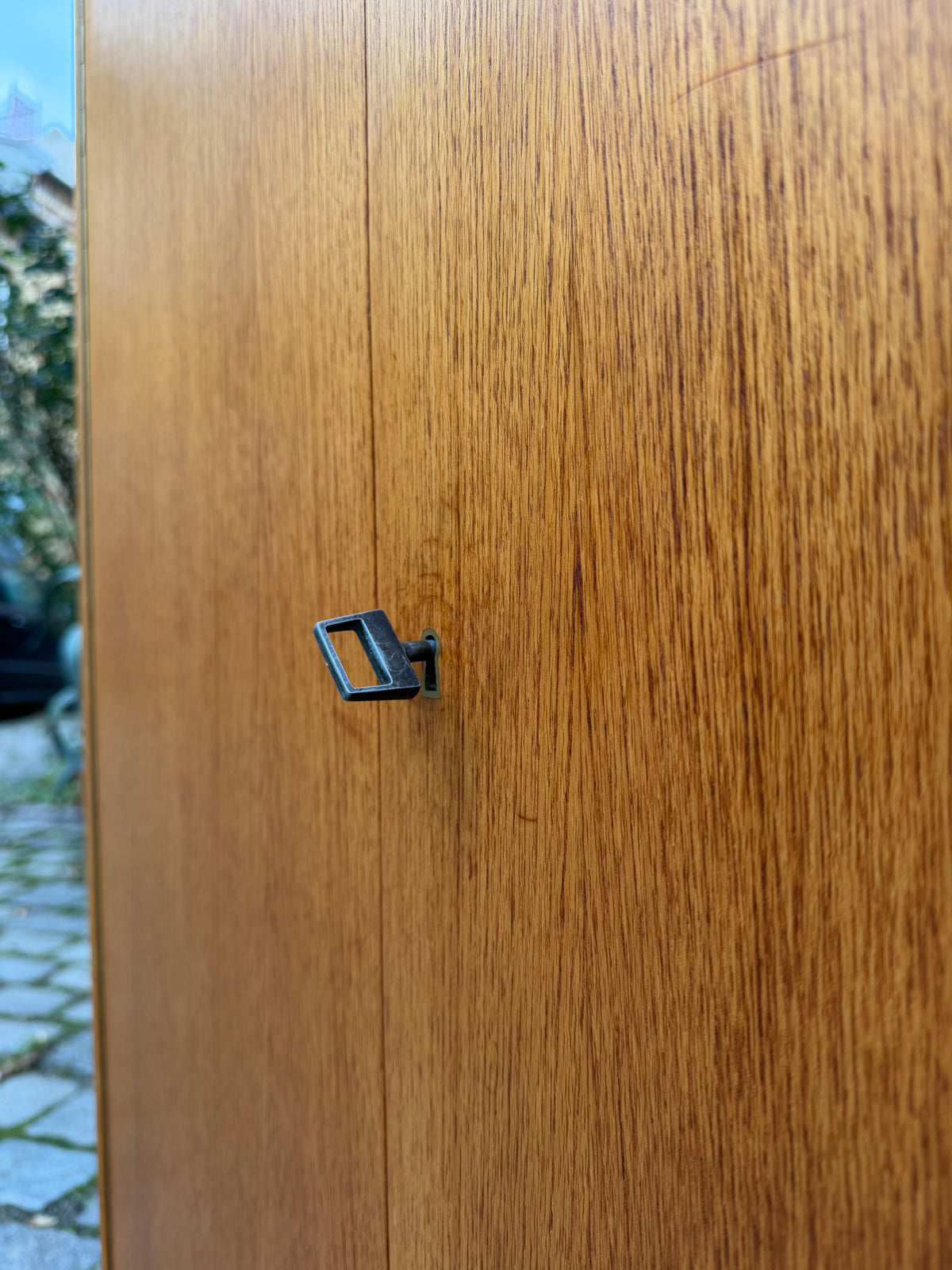 Schrank Teak mit neuen Chromfüßen