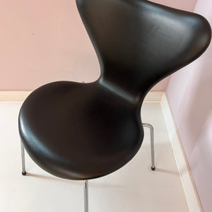 Polsterstuhl Serie 7 dunkelbraun Echtleder von Arne Jacobsen für Fritz Hansen