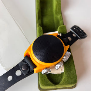 Wandradio in Form einer Armbanduhr