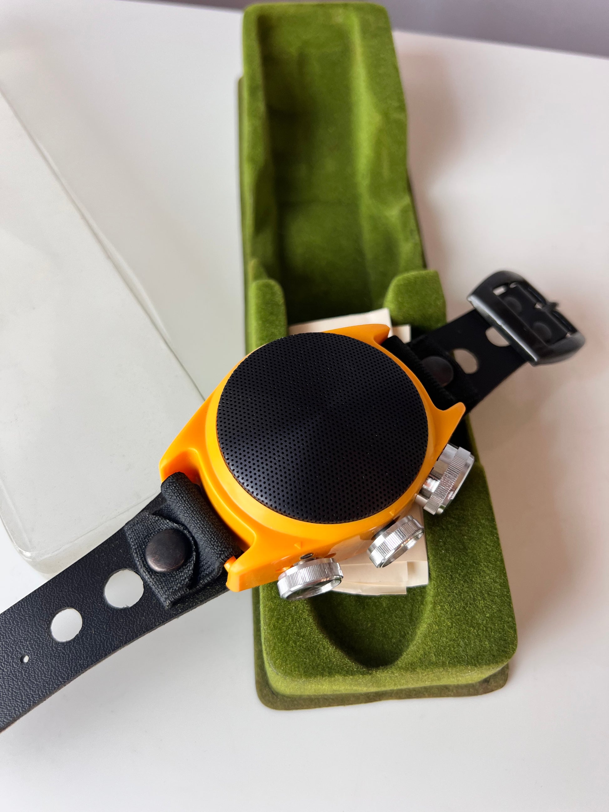 Wandradio in Form einer Armbanduhr