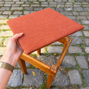 Hocker Eiche mit roter Sitzfläche aus Dänemark