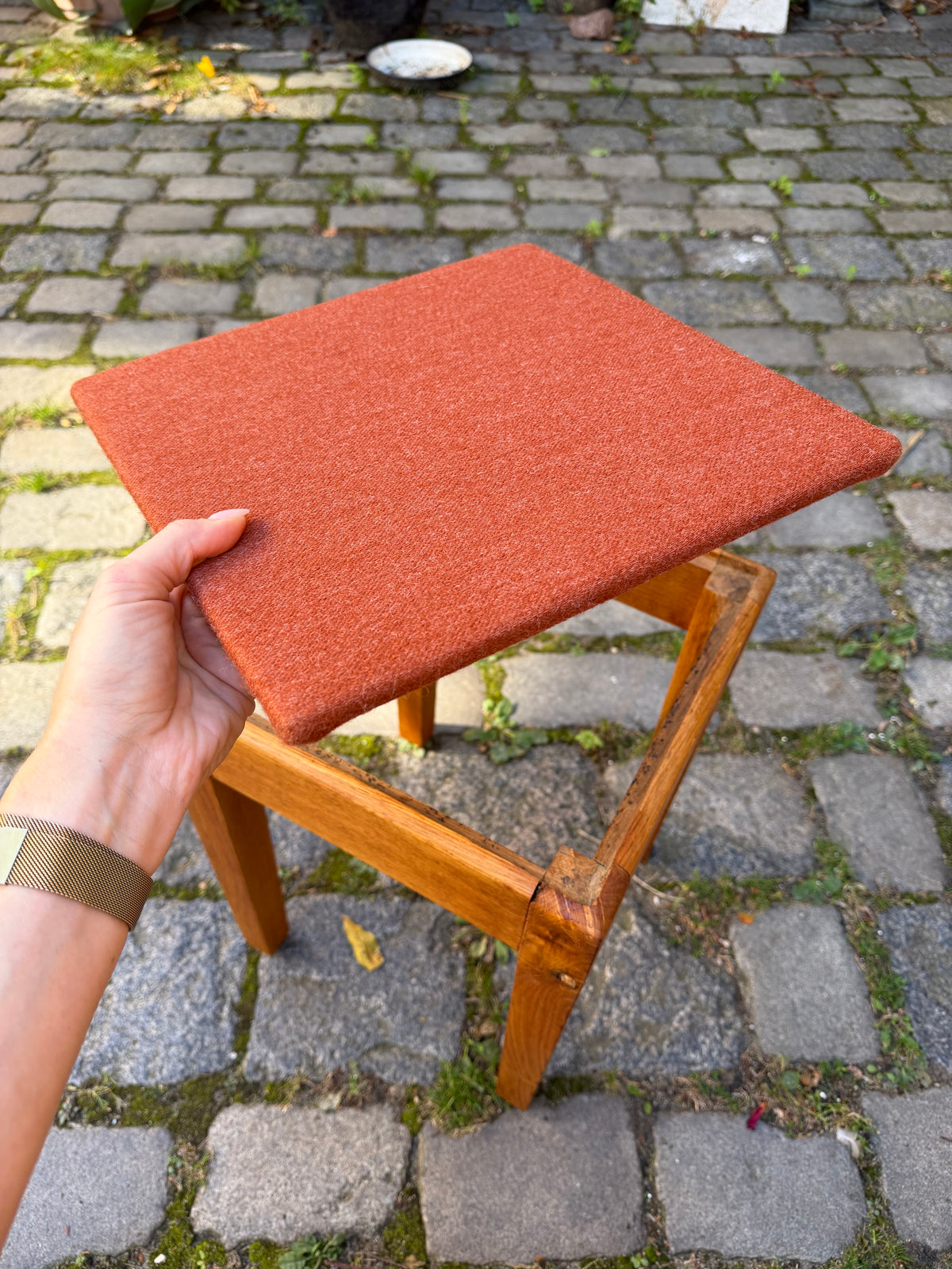 Hocker Eiche mit roter Sitzfläche aus Dänemark