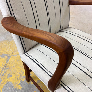 Armlehnstuhl mit paspeliertem Polster aus Dänemark