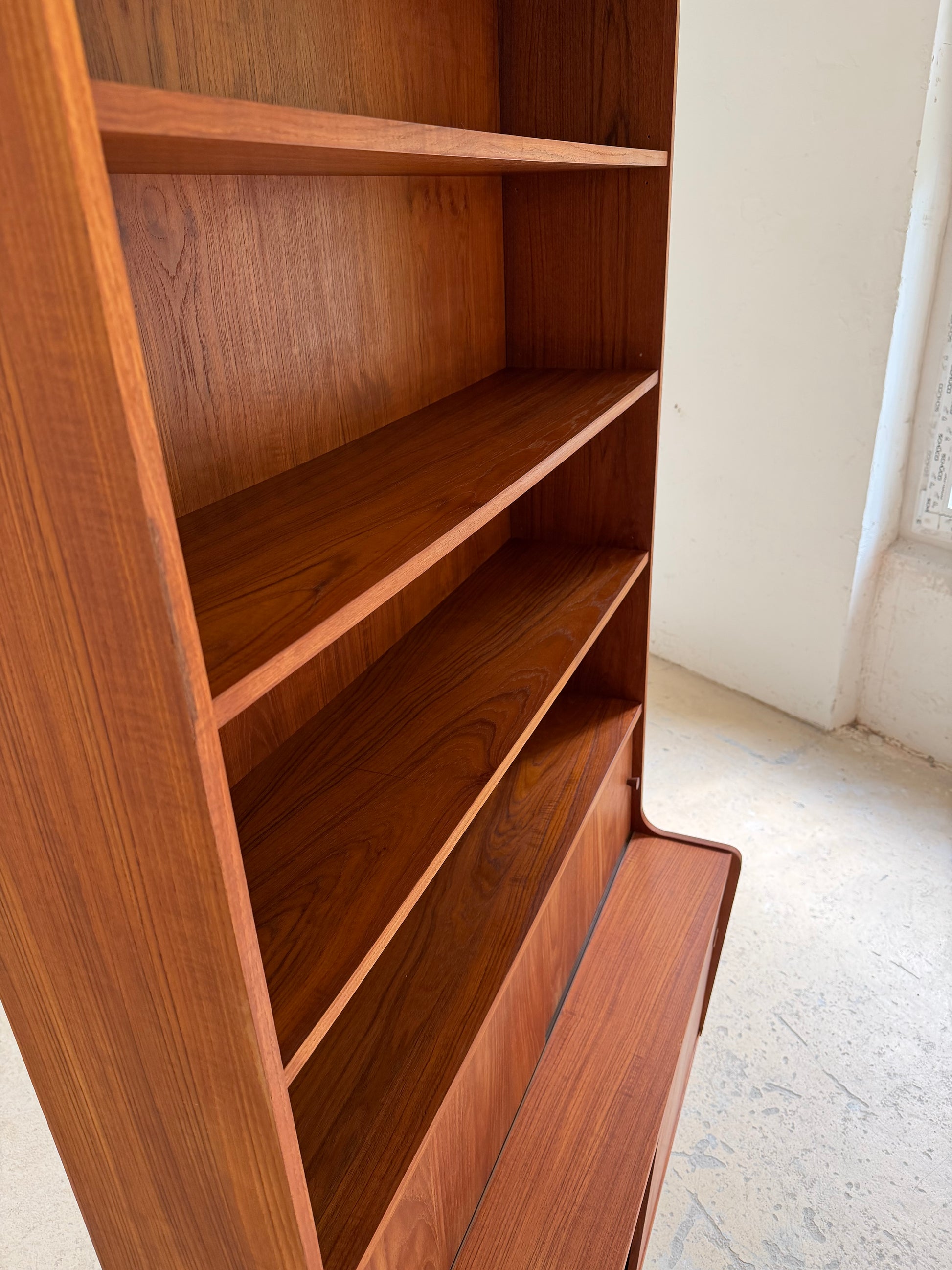 Bücherregal Teak mit Schiebetüren aus Dänemark