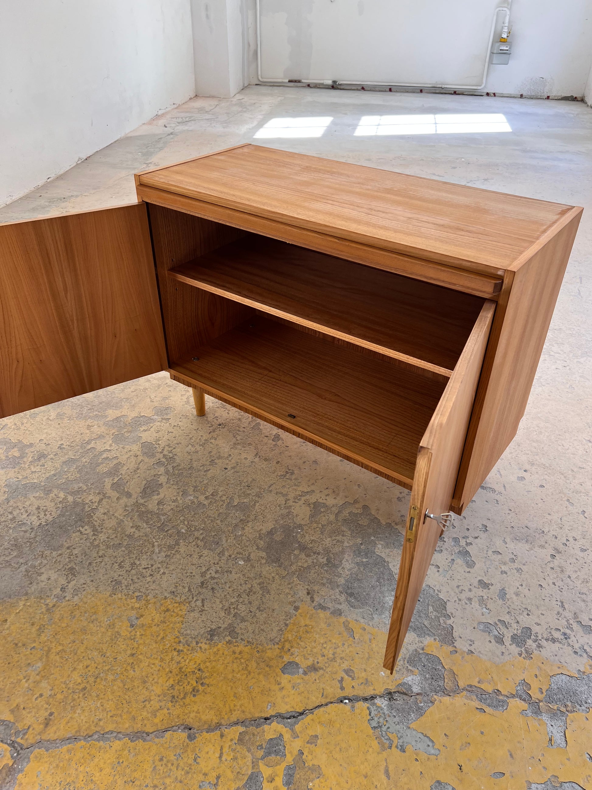 Schrank mit Auszug von Hellerau