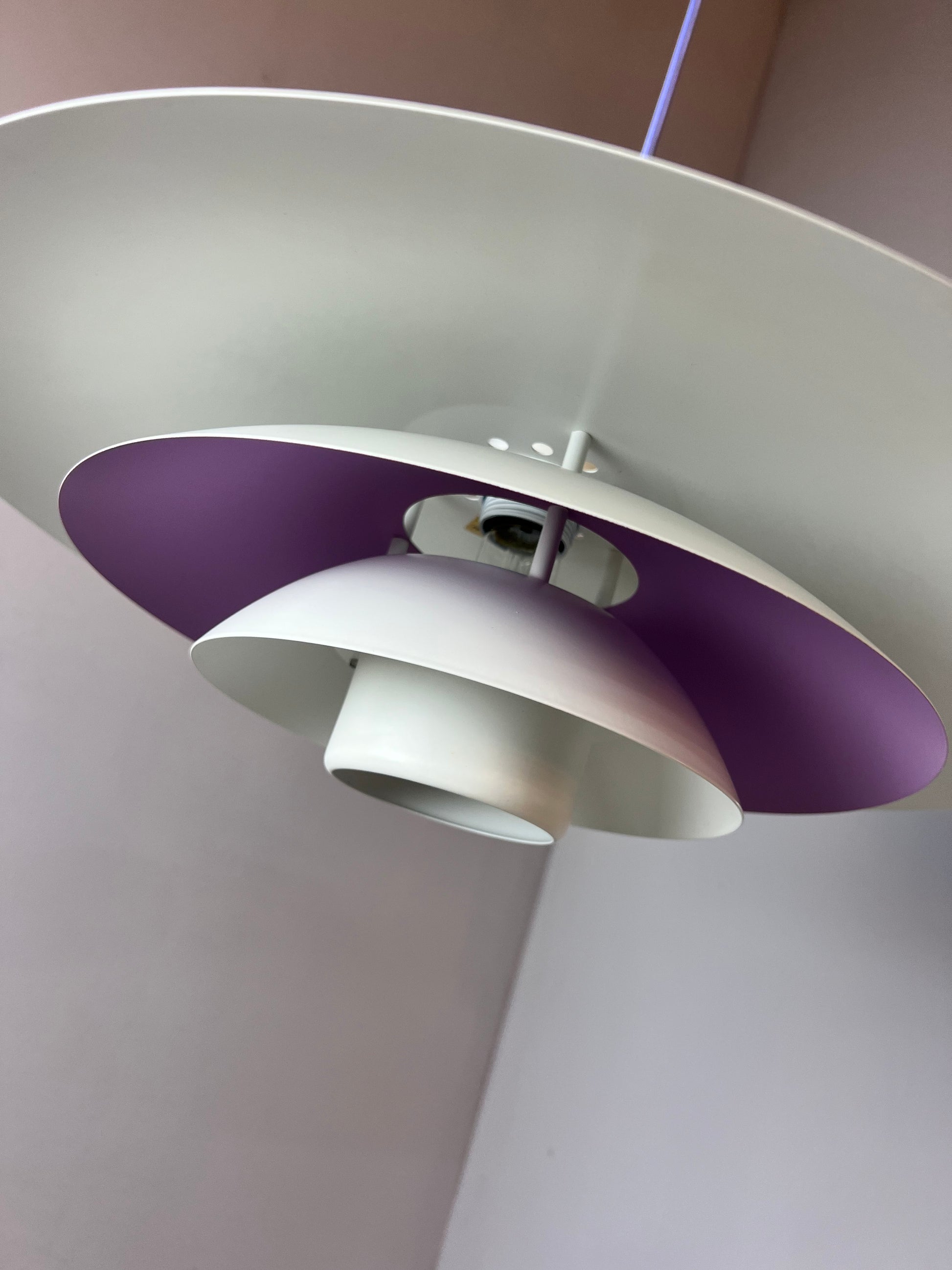 Lamellenlampe weiß lila von Formlight