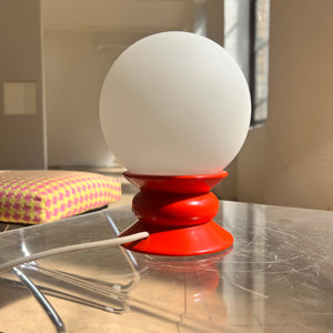 Tischlampe rot Opalglas von Temde