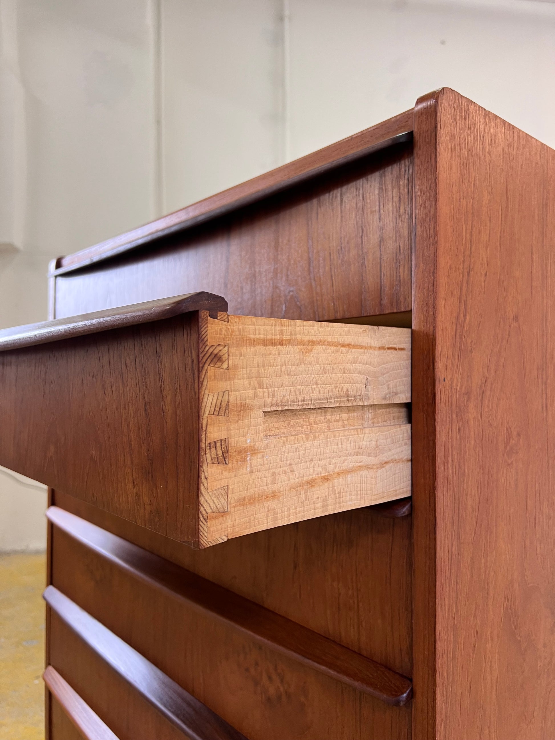 Kommode Teak mit geraden Griffen aus Dänemark