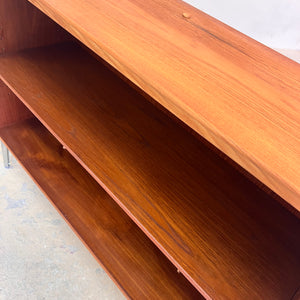 Regal Teak mit neuen Chromfüßen