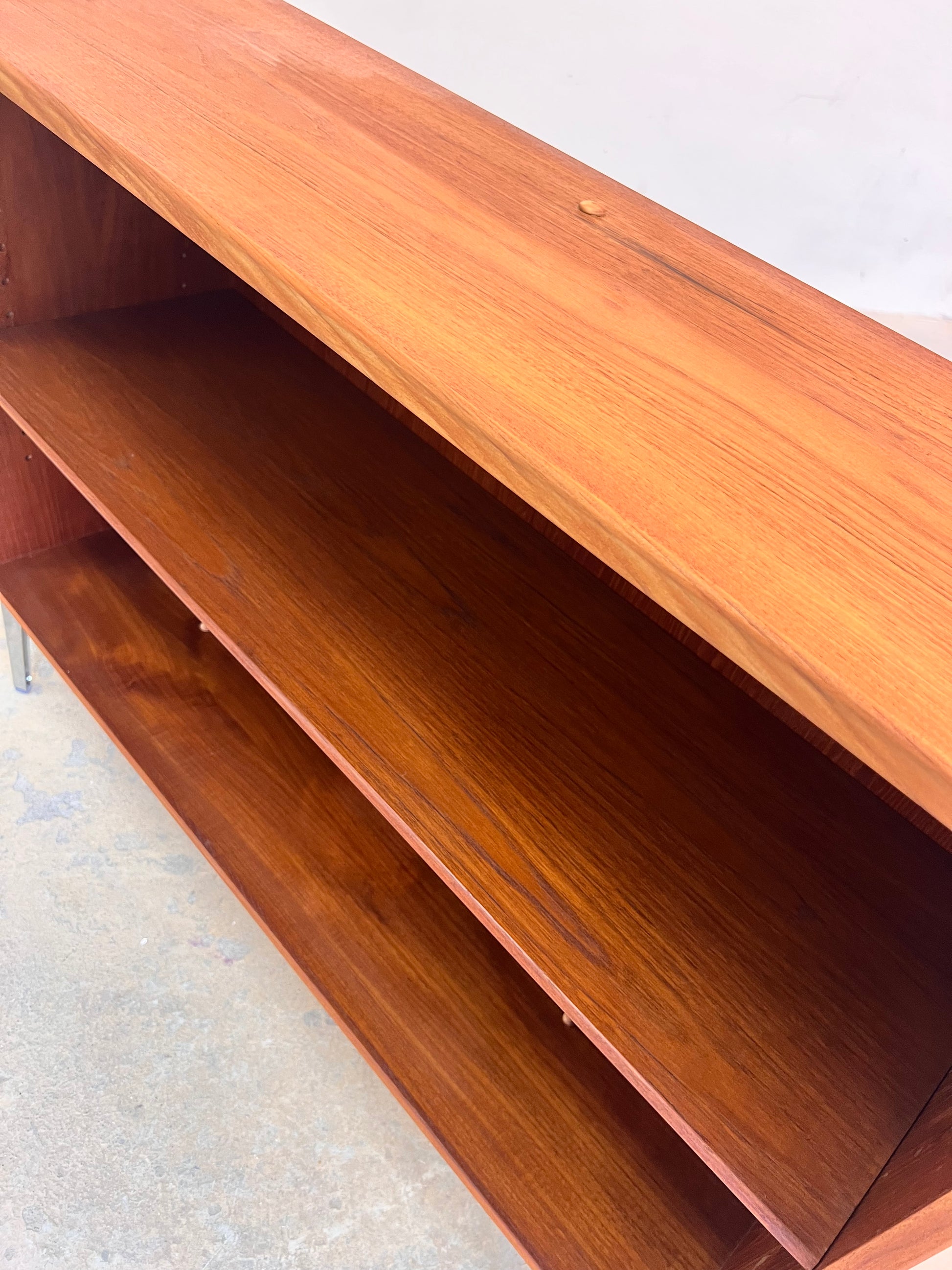 Regal Teak mit neuen Chromfüßen