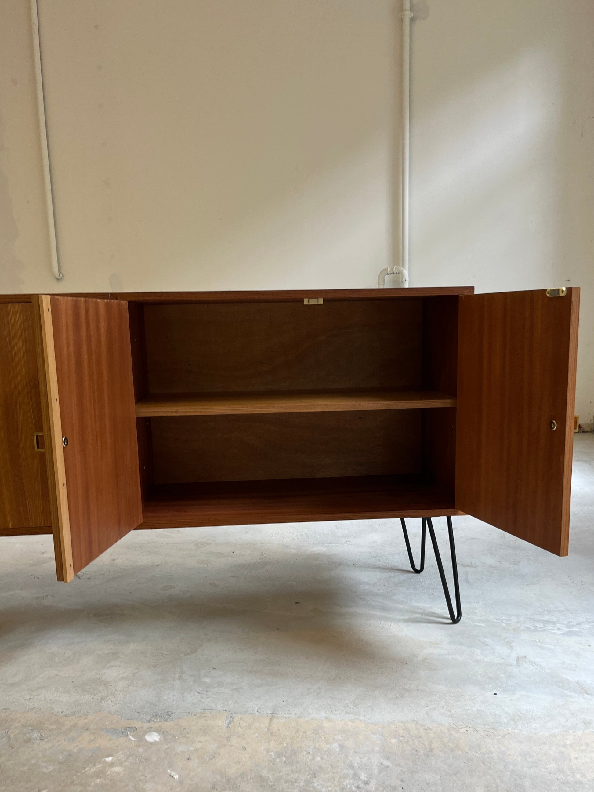 Sideboard Teak mit Flügeltüren & Messinggriffen