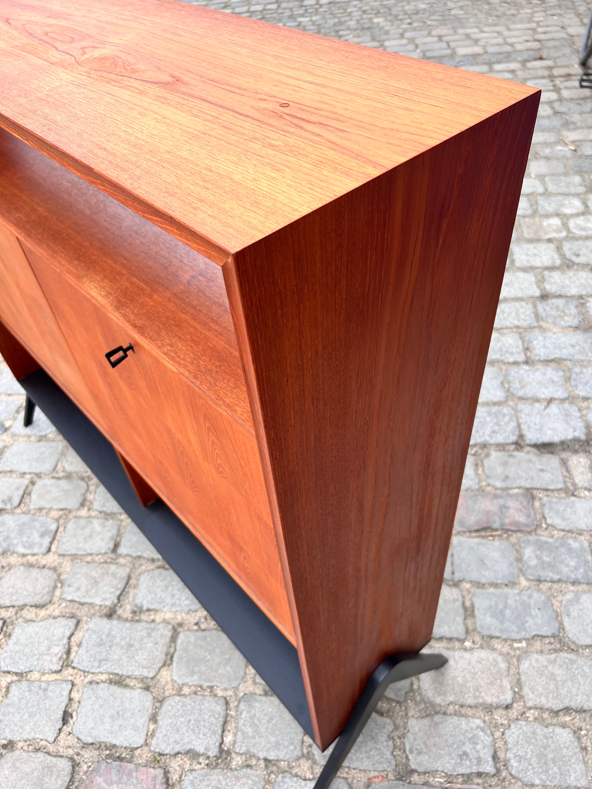 Regal Teak mit Minibar auf neuen Holzfüßen aus Dänemark